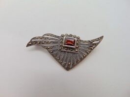 Brosa din argint cu granat si marcasite