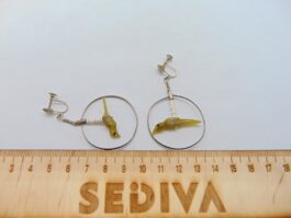 Cercei clips surub din argint cu pasare sculptata din jad