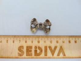 Brosa fundita din argint cu marcasite