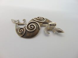 Brosa, fibula calut de mare celtic din argint