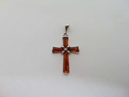Pandantiv cruce din argint si chihlimbar