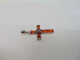 Pandantiv cruce din argint si chihlimbar